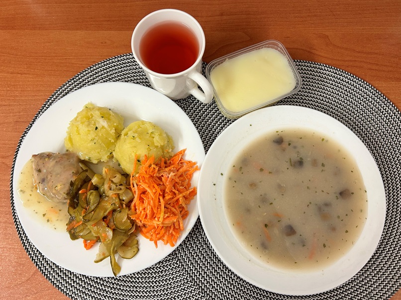 Na zdjęciu : Pieczarkowa z makaronem, Ziemniaki gotowane, Pulpet drobiowy, Sos pietruszkowy, Surówka z marchwi i chrzanu, Kompot owocowy z/c, Sałatka szwedzka, Budyń o smaku waniliowym z/c